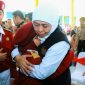 Gubernur Khofifah bersama siswa Sekolah Rakyat di UPT Rehabilitasi Sosial Bina Laras (RSBL) Dinas Sosial Provinsi Jawa Timur, Kecamatan Kras, Kabupaten Kediri.(Foto: Adpim For digitalJatim)