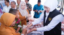 Gubernur Jawa Timur Khofifah Indar Parawansa menggelar Pasar Murah di Halaman Gedung Serbaguna, Kelurahan Pare, Kabupaten Kediri. (Foto : Adpim For DigitalJatim)
