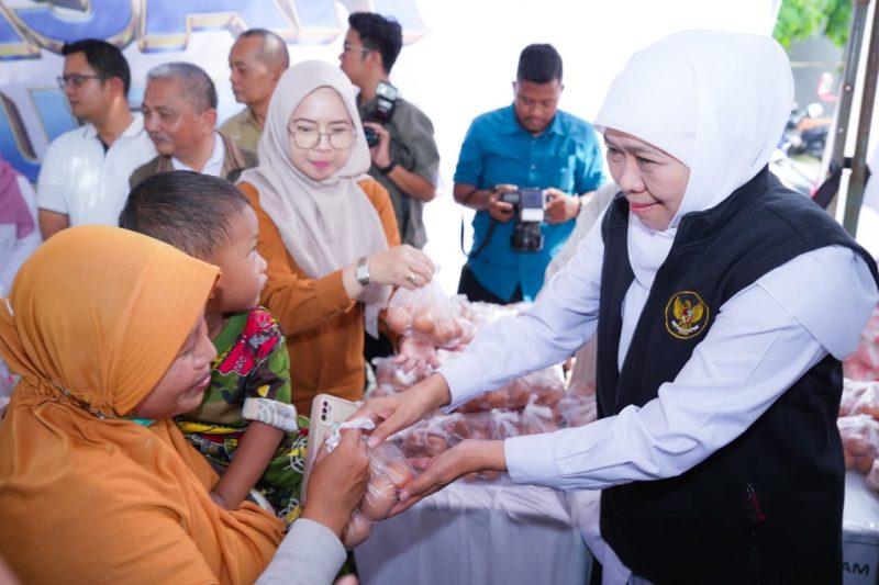 Gubernur Jawa Timur Khofifah Indar Parawansa menggelar Pasar Murah di Halaman Gedung Serbaguna, Kelurahan Pare, Kabupaten Kediri. (Foto : Adpim For DigitalJatim)