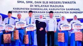Gubernur Jawa Timur Khofifah Indar Parawansa meresmikan revitalisasi dan rehabilitasi sarana prasarana (sarpras) pada 60 SLB, SMA, dan SMK negeri maupun swasta se-Madura yang dipusatkan di SMKN 2 Sampang, Kabupaten Sampang. (Foto: Adpim For DigitalJatim)