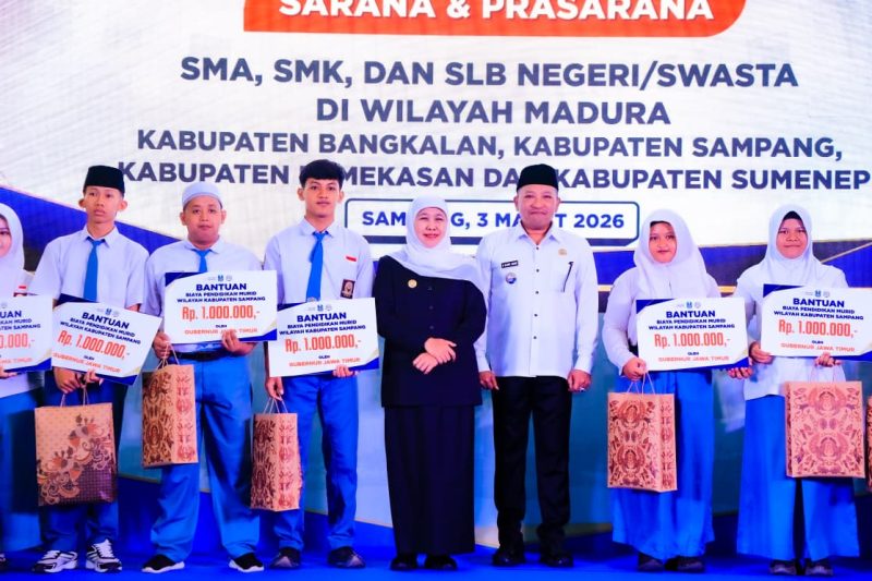 Gubernur Jawa Timur Khofifah Indar Parawansa meresmikan revitalisasi dan rehabilitasi sarana prasarana (sarpras) pada 60 SLB, SMA, dan SMK negeri maupun swasta se-Madura yang dipusatkan di SMKN 2 Sampang, Kabupaten Sampang. (Foto: Adpim For DigitalJatim)