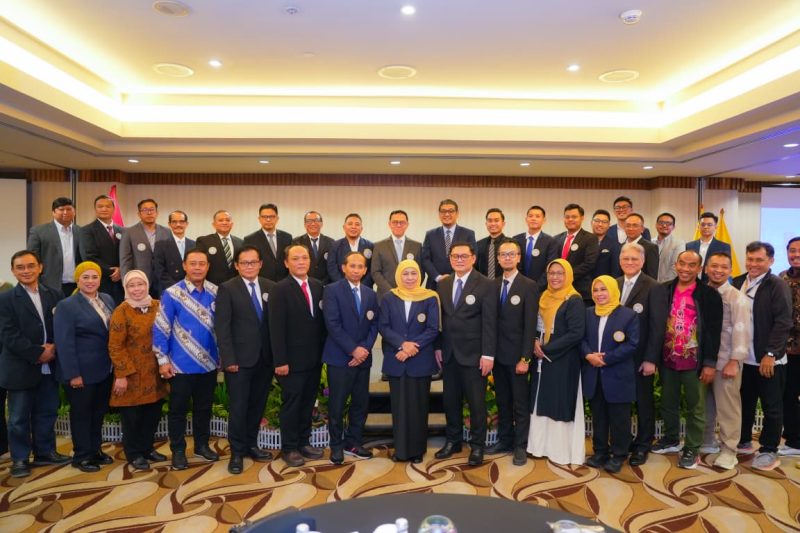 Ketua Umum Pengurus Pusat (PP) Ikatan Alumni (IKA) Universitas Airlangga (UNAIR) yang juga Gubernur Jawa Timur Khofifah Indar Parawansa, secara resmi melantik jajaran Pengurus Wilayah (PW) IKA Unair DKI Jakarta periode 2025-2030 di Hotel Millenium Jakarta. (Foto: Adpim For DigitalJatim)