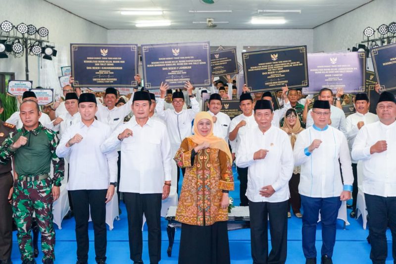 Gubernur Jawa Timur Khofifah Indar Parawansa meresmikan rehabilitasi dan revitalisasi sarana prasarana 51 satuan pendidikan jenjang SMA, SMK, dan SLB negeri maupun swasta di SMAN 2 Lamongan. (Foto: Adpim For DigitalJatim)