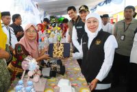 Gubernur Jawa Timur Khofifah Indar Parawansa didampingi Bupati Tuban menggelar Pasar Murah di Depan Stasiun Lama Tuban, Kabupaten Tuban. (Foto: Adpim For DigitalJatim)