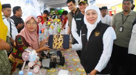 Gubernur Jawa Timur Khofifah Indar Parawansa didampingi Bupati Tuban menggelar Pasar Murah di Depan Stasiun Lama Tuban, Kabupaten Tuban. (Foto: Adpim For DigitalJatim)