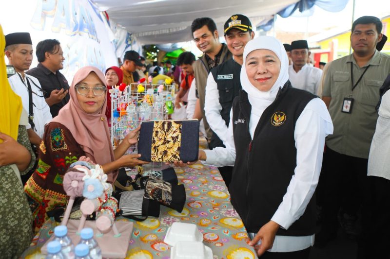 Gubernur Jawa Timur Khofifah Indar Parawansa didampingi Bupati Tuban menggelar Pasar Murah di Depan Stasiun Lama Tuban, Kabupaten Tuban. (Foto: Adpim For DigitalJatim)