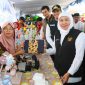 Gubernur Jawa Timur Khofifah Indar Parawansa didampingi Bupati Tuban menggelar Pasar Murah di Depan Stasiun Lama Tuban, Kabupaten Tuban. (Foto: Adpim For DigitalJatim)