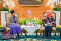 Gubernur Jawa Timur Khofifah Indar Parawansa (kanan) menerima audiensi dari Swaniti Initiative (kiri) di Gedung Negara Grahadi Surabaya. (Foto: Adpim For digitalJatim)