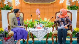 Gubernur Jawa Timur Khofifah Indar Parawansa (kanan) menerima audiensi dari Swaniti Initiative (kiri) di Gedung Negara Grahadi Surabaya. (Foto: Adpim For digitalJatim)