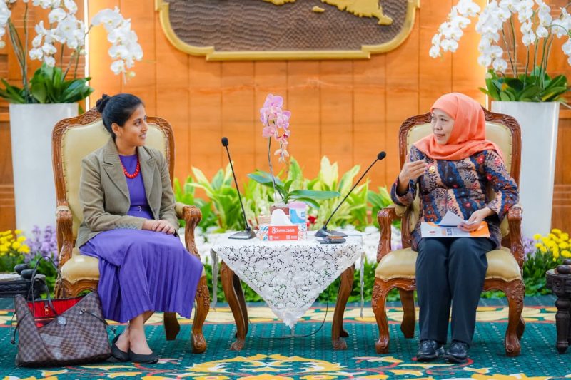 Gubernur Jawa Timur Khofifah Indar Parawansa (kanan) menerima audiensi dari Swaniti Initiative (kiri) di Gedung Negara Grahadi Surabaya. (Foto: Adpim For digitalJatim)