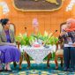 Gubernur Jawa Timur Khofifah Indar Parawansa (kanan) menerima audiensi dari Swaniti Initiative (kiri) di Gedung Negara Grahadi Surabaya. (Foto: Adpim For digitalJatim)