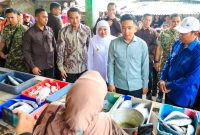 Gubernur Jawa Timur Khofifah Indar Parawansa mendampingi Wakil Presiden RI Gibran Rakabuming meninjau Pasar Gelondong Gede, Kabupaten Tuban. (Foto: Adpim For DigitalJatim)