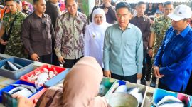 Gubernur Jawa Timur Khofifah Indar Parawansa mendampingi Wakil Presiden RI Gibran Rakabuming meninjau Pasar Gelondong Gede, Kabupaten Tuban. (Foto: Adpim For DigitalJatim)