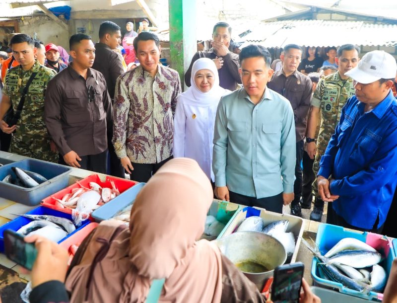Gubernur Jawa Timur Khofifah Indar Parawansa mendampingi Wakil Presiden RI Gibran Rakabuming meninjau Pasar Gelondong Gede, Kabupaten Tuban. (Foto: Adpim For DigitalJatim)