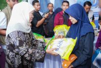 Gubernur Jawa Timur Khofifah Indar Parawansa menggelar Pasar Murah di Taman Parembhegen Patemon, Kabupaten Pamekasan. (Foto: Adpim For DigitalJatim)