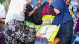 Gubernur Jawa Timur Khofifah Indar Parawansa menggelar Pasar Murah di Taman Parembhegen Patemon, Kabupaten Pamekasan. (Foto: Adpim For DigitalJatim)