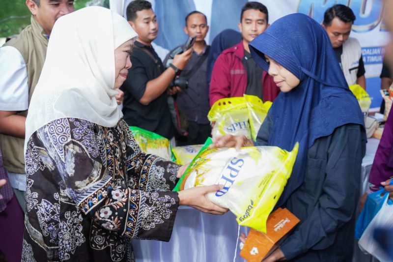 Gubernur Jawa Timur Khofifah Indar Parawansa menggelar Pasar Murah di Taman Parembhegen Patemon, Kabupaten Pamekasan. (Foto: Adpim For DigitalJatim)