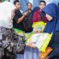 Gubernur Jawa Timur Khofifah Indar Parawansa menggelar Pasar Murah di Taman Parembhegen Patemon, Kabupaten Pamekasan. (Foto: Adpim For DigitalJatim)