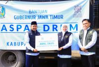 Gubernur Jawa Timur Khofifah Indar Parawansa menyalurkan bantuan sosial amaliyah Ramadan kepada warga Pamekasan di Kantor Badan Koordinasi Wilayah (Bakorwil) Pamekasan. (Foto: Adpim For DigitalJatim)