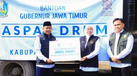 Gubernur Jawa Timur Khofifah Indar Parawansa menyalurkan bantuan sosial amaliyah Ramadan kepada warga Pamekasan di Kantor Badan Koordinasi Wilayah (Bakorwil) Pamekasan. (Foto: Adpim For DigitalJatim)