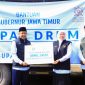 Gubernur Jawa Timur Khofifah Indar Parawansa menyalurkan bantuan sosial amaliyah Ramadan kepada warga Pamekasan di Kantor Badan Koordinasi Wilayah (Bakorwil) Pamekasan. (Foto: Adpim For DigitalJatim)