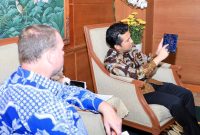 Wakil Gubernur Jawa Timur Emil Elestianto Dardak menerima Minister Counsellor for Development dari Kedutaan Besar Inggris (FCDO), Peter Rajadiston di Kantor Gubernur Jatim, Jl. Pahlawan Surabaya. (Foto: Adpim For DigitalJatim)