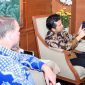 Wakil Gubernur Jawa Timur Emil Elestianto Dardak menerima Minister Counsellor for Development dari Kedutaan Besar Inggris (FCDO), Peter Rajadiston di Kantor Gubernur Jatim, Jl. Pahlawan Surabaya. (Foto: Adpim For DigitalJatim)