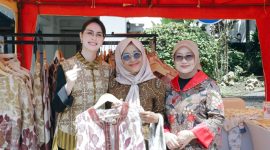 Ketua Tim Penggerak PKK Provinsi Jawa Timur Arumi Bachsin Dardak dalam sambutannya sekaligus membuka secara resmi Bazar Ramadan yang digelar oleh Dharma Wanita Persatuan (DWP) Provinsi Jawa Timur berkolaborasi dengan TP PKK Provinsi Jawa Timur di Halaman Kantor Gubernur Jawa Timur. (Foto: Adpim For DigitalJatim)
