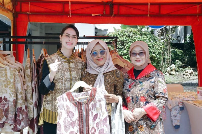 Ketua Tim Penggerak PKK Provinsi Jawa Timur Arumi Bachsin Dardak dalam sambutannya sekaligus membuka secara resmi Bazar Ramadan yang digelar oleh Dharma Wanita Persatuan (DWP) Provinsi Jawa Timur berkolaborasi dengan TP PKK Provinsi Jawa Timur di Halaman Kantor Gubernur Jawa Timur. (Foto: Adpim For DigitalJatim)