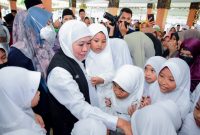 Gubernur Jawa Timur Khofifah Indar Parawansa bersama anak-anak. (Foto: Adpim For DigitalJatim)