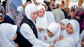 Gubernur Jawa Timur Khofifah Indar Parawansa bersama anak-anak. (Foto: Adpim For DigitalJatim)