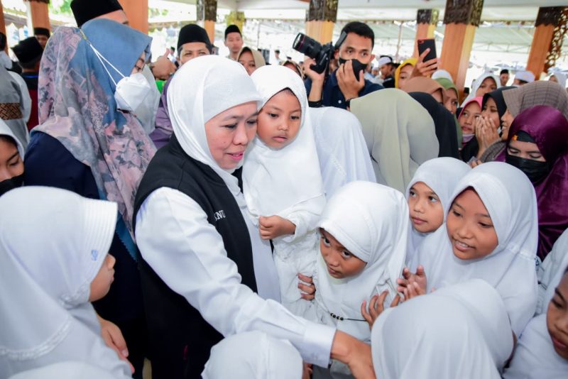 Gubernur Jawa Timur Khofifah Indar Parawansa bersama anak-anak. (Foto: Adpim For DigitalJatim)