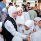 Gubernur Jawa Timur Khofifah Indar Parawansa bersama anak-anak. (Foto: Adpim For DigitalJatim)