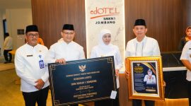 Gubernur Jawa Timur Khofifah Indar Parawansa saat meresmikan Redesain edOTEL SMKN 1 Jombang. (Foto: Adpim For DigitalJatim)