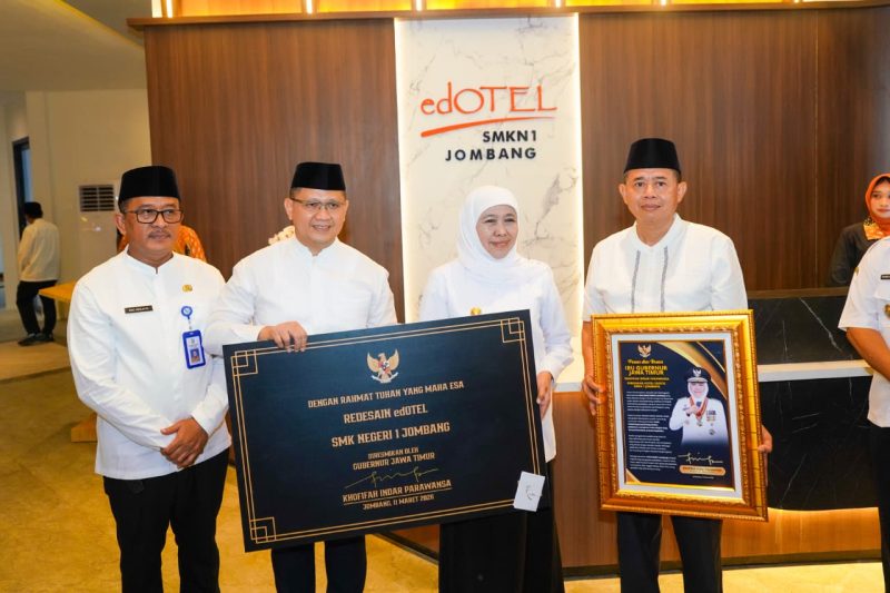 Gubernur Jawa Timur Khofifah Indar Parawansa saat meresmikan Redesain edOTEL SMKN 1 Jombang. (Foto: Adpim For DigitalJatim)