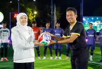 Gubernur Jawa Timur Khofifah Indar Parawansa menyaksikan langsung serunya laga final Marbot Soccer League Ramadan Series yang digelar di Al Akbar Sport Center. (Foto: Adpim For DigitalJatim)