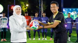 Gubernur Jawa Timur Khofifah Indar Parawansa menyaksikan langsung serunya laga final Marbot Soccer League Ramadan Series yang digelar di Al Akbar Sport Center. (Foto: Adpim For DigitalJatim)