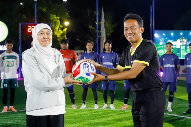 Gubernur Jawa Timur Khofifah Indar Parawansa menyaksikan langsung serunya laga final Marbot Soccer League Ramadan Series yang digelar di Al Akbar Sport Center. (Foto: Adpim For DigitalJatim)