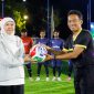 Gubernur Jawa Timur Khofifah Indar Parawansa menyaksikan langsung serunya laga final Marbot Soccer League Ramadan Series yang digelar di Al Akbar Sport Center. (Foto: Adpim For DigitalJatim)