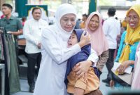 Gubernur Jawa Timur Khofifah Indar Parawansa berbagi kebahagiaan bersama 95 murid Disabilitas dari Kota dan Kabupaten Madiun di Sun City Mall Madiun. (Foto: Adpim For DigitalJatim)