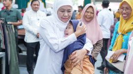 Gubernur Jawa Timur Khofifah Indar Parawansa berbagi kebahagiaan bersama 95 murid Disabilitas dari Kota dan Kabupaten Madiun di Sun City Mall Madiun. (Foto: Adpim For DigitalJatim)