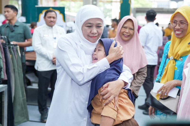 Gubernur Jawa Timur Khofifah Indar Parawansa berbagi kebahagiaan bersama 95 murid Disabilitas dari Kota dan Kabupaten Madiun di Sun City Mall Madiun. (Foto: Adpim For DigitalJatim)