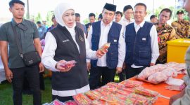 Gubernur Jawa Timur Khofifah Indar Parawansa menggelar Pasar Murah ke-58 di Lapangan Desa Kaibon, Kecamatan Geger, Kabupaten Madiun. (Foto: Adpim For DigitalJatim)