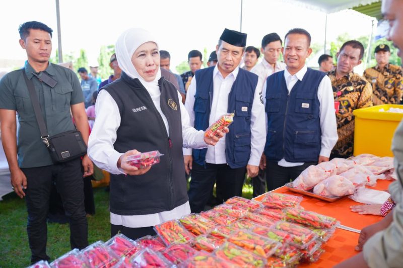 Gubernur Jawa Timur Khofifah Indar Parawansa menggelar Pasar Murah ke-58 di Lapangan Desa Kaibon, Kecamatan Geger, Kabupaten Madiun. (Foto: Adpim For DigitalJatim)