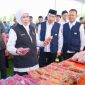Gubernur Jawa Timur Khofifah Indar Parawansa menggelar Pasar Murah ke-58 di Lapangan Desa Kaibon, Kecamatan Geger, Kabupaten Madiun. (Foto: Adpim For DigitalJatim)