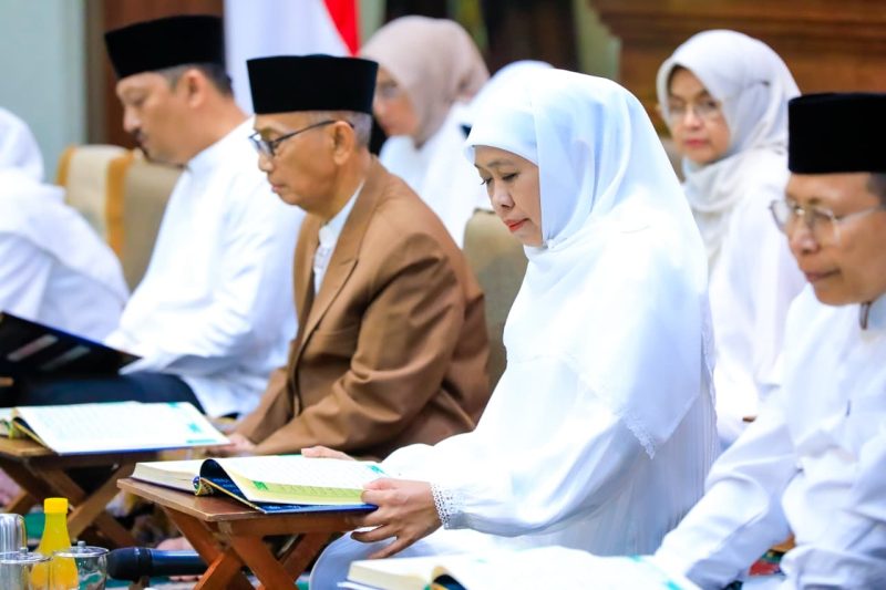 Gubernur Jawa Timur Khofifah Indar Parawansa menggelar Khotmil Qur'an bersama Disabilitas Tuli di Gedung Nasional Grahadi Surabaya. (Foto: Adpim For DigitalJatim)