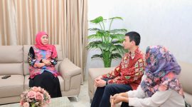 Gubernur Jawa Timur Khofifah Indar Parawansa  menerima dua mahasiswa Jawa Timur yang berhasil dipulangkan dari Iran, di Kantor PP Muslimat NU. (Foto: Adpim For DigitalJatim)