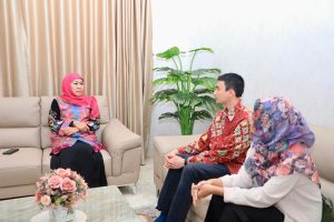 Gubernur Khofifah Temui 2 Mahasiswa Jatim Usai Dievakuasi dari Iran, Siap Bantu Hingga Pulang