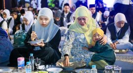 Gubernur Jawa Timur Khofifah Indar Parawansa bersama Cucu Aila serta Wagub Emil Dardak sahur bareng di Masjid Al Akbar Surabaya. (Foto: Adpim For DigitalJatim)