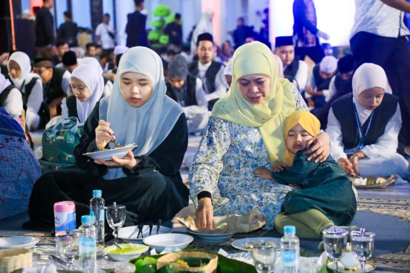 Gubernur Jawa Timur Khofifah Indar Parawansa bersama Cucu Aila serta Wagub Emil Dardak sahur bareng di Masjid Al Akbar Surabaya. (Foto: Adpim For DigitalJatim)